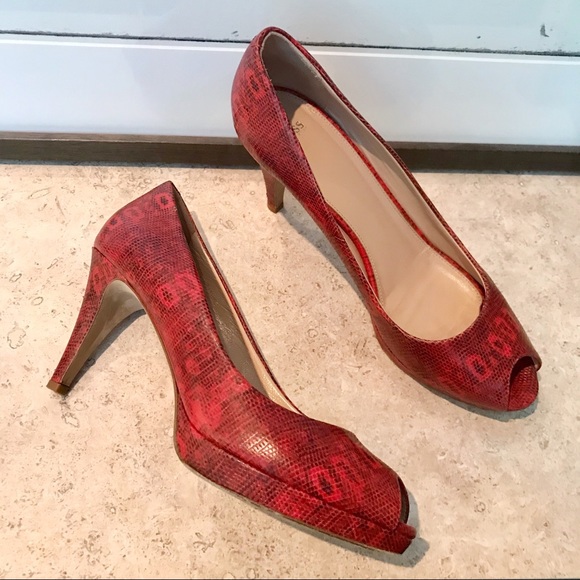 Hugo Boss Shoes - Hugo Boss peep toe heels